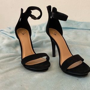 windsor 5’inch black velvet heels